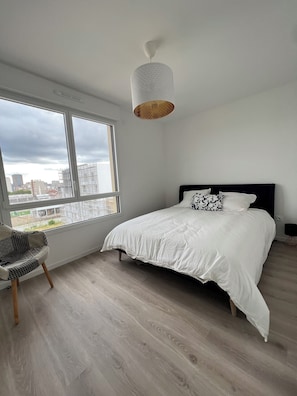 3 habitaciones, tabla de planchar con plancha y cuna de viaje 