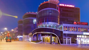Un hotel de diseño moderno, con un letrero destacado que indica 'Hotel B. Kocibelli' y 'BIZARRE LOUNGE'.