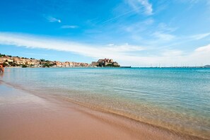 På stranden