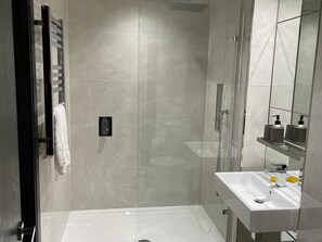 Shower, towels, soap, toilet paper - Modern 2 bed apartment, on Battersea Park & Battersea Power Station (London)