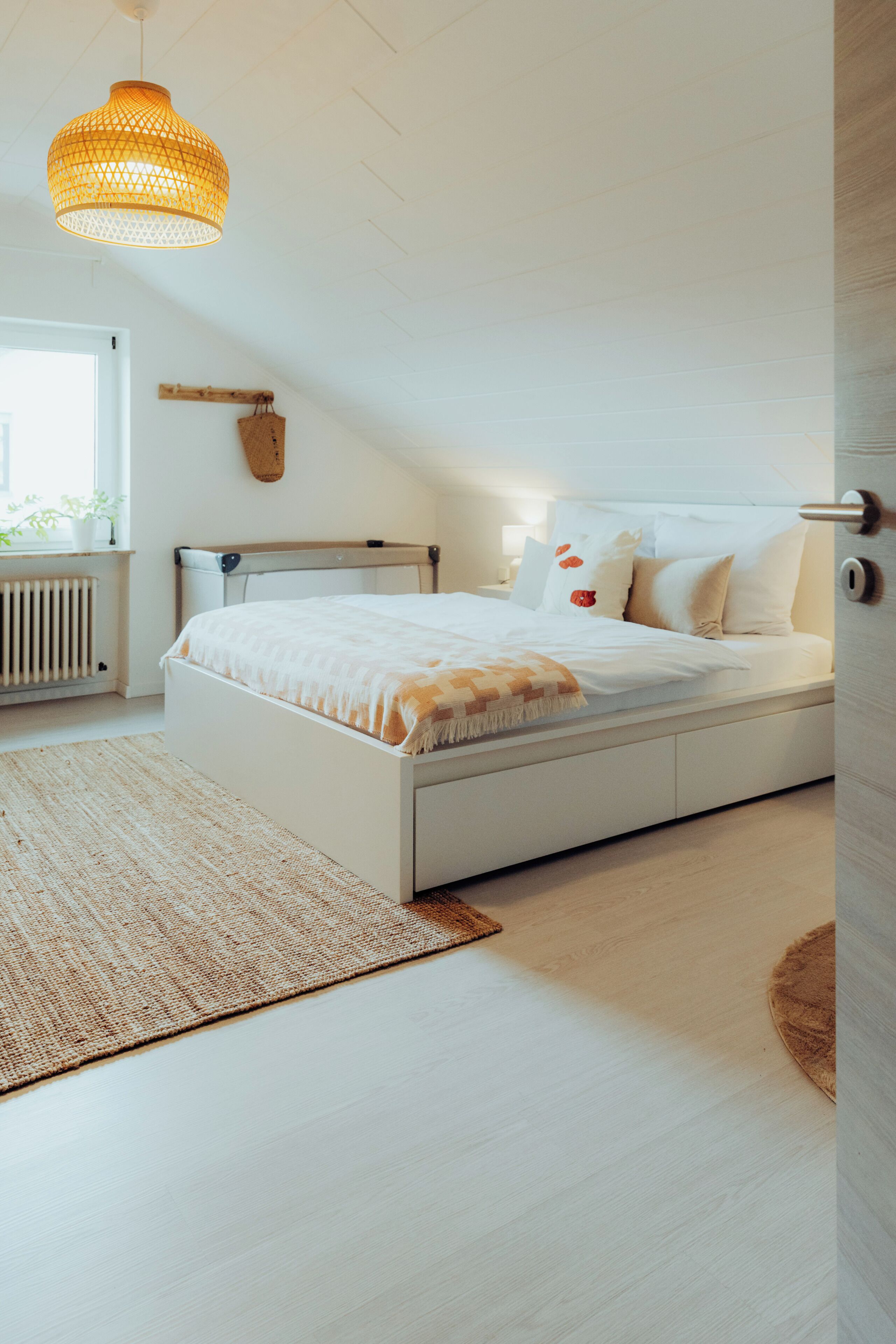 2 bedrooms, travel crib, WiFi, bed sheets