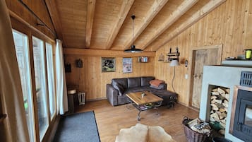 Älytelevisio, takka, kirjoja