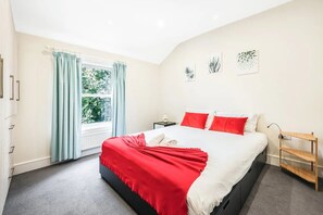 1 bedroom, iron/ironing board, free WiFi, bed sheets - Spacious Elegant Apartment in Shepard's Bush - Pass the Keys (London)