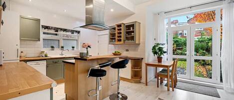 Fridge, microwave, dishwasher, coffee/tea maker