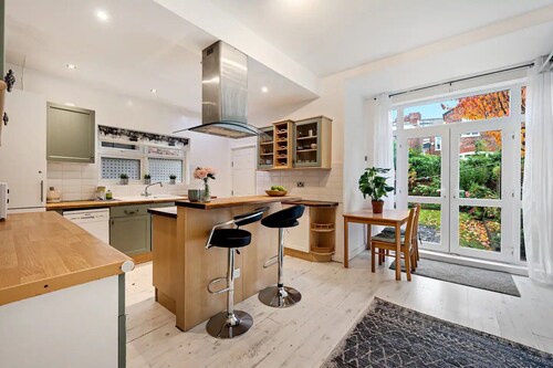 Spacious Home Near Manchester United Stadium - Pass the Keys