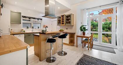 Spacious Home Near Manchester United Stadium - Pass the Keys