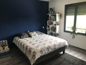 4 bedrooms, iron/ironing board, WiFi, bed sheets