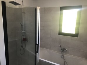 Dusche, Haartrockner, Handtücher, Toilettenpapier