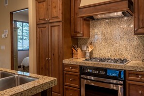 Kylskåp, mikrovågsugn, ugn och spishäll