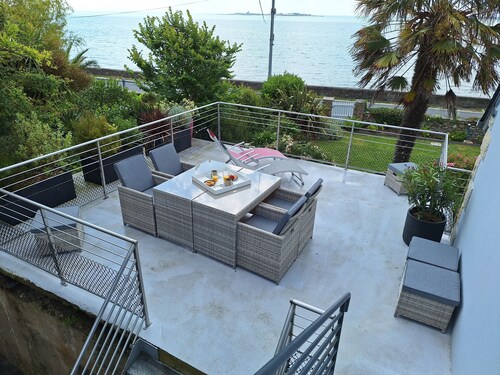 The bookstore, beachfront house facing Tatihou island, feet in the water !