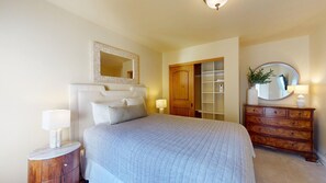 3 bedrooms, desk, iron/ironing board, free WiFi