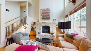 Smart TV, fireplace - Central Park 26- Luxury Tri-Level in Great Location Close to River Run (Ketchum)