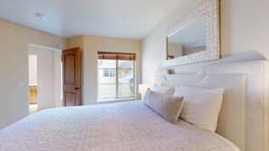 3 bedrooms, desk, iron/ironing board, free WiFi
