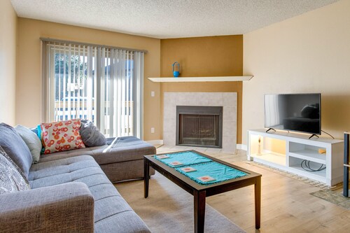 1 Mi to Light Rail: Englewood Condo w/ Pool Access