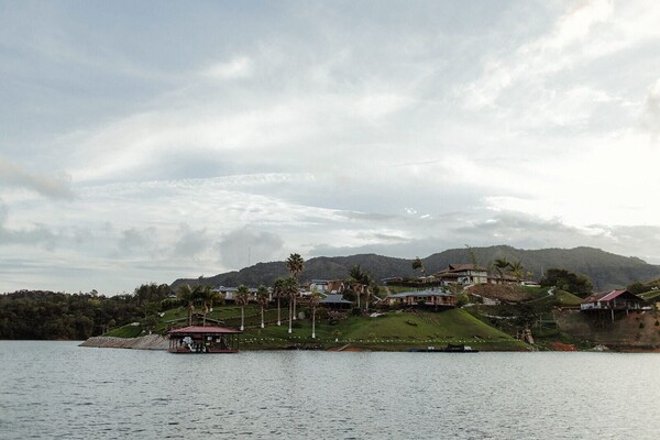 Kuma Secret Island - Experience Hotel - Guatapé