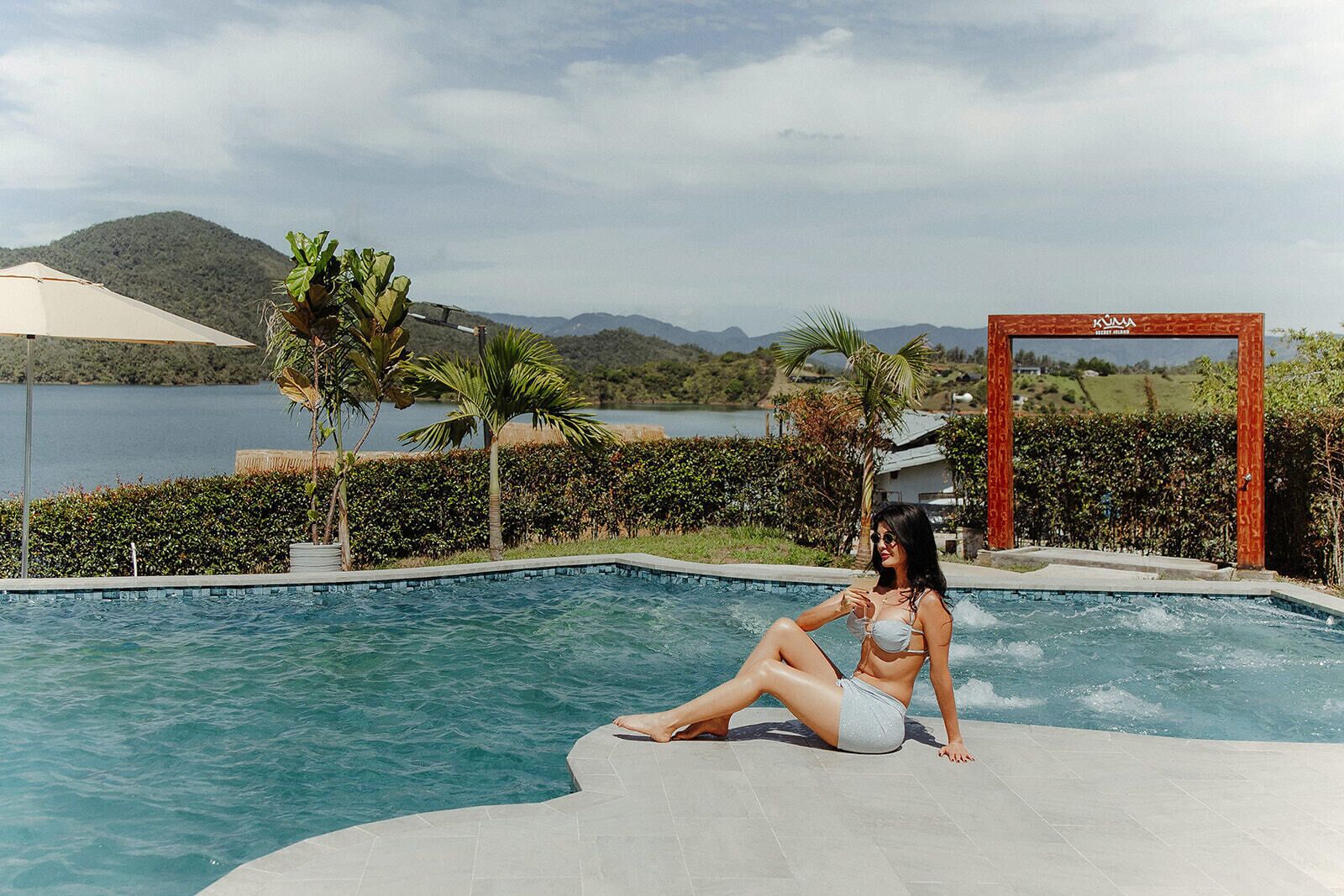 Una piscina al aire libre, tumbonas