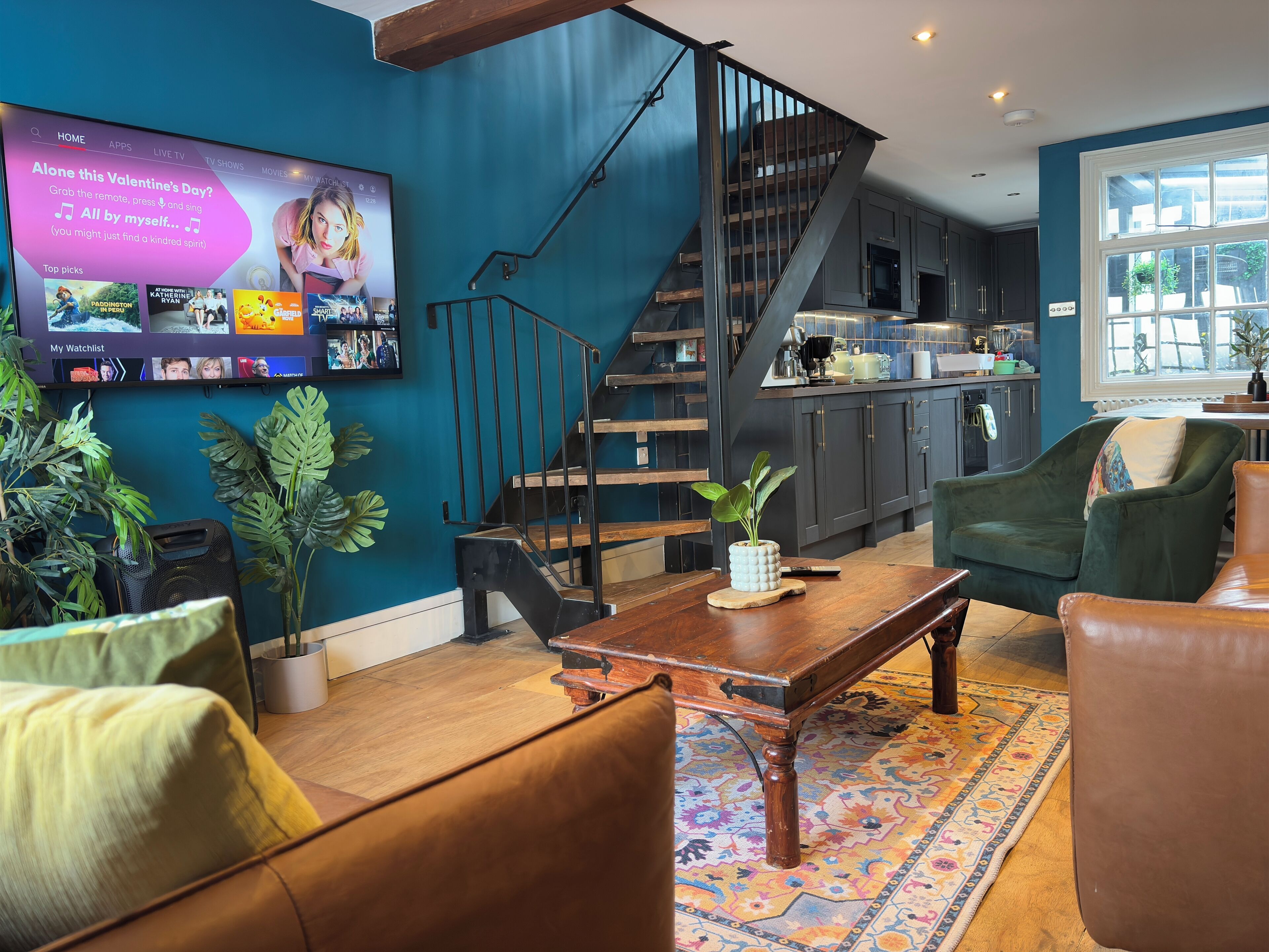 TV connectée, livres, chaîne hi-fi