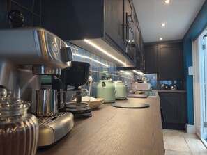 Køleskab, mikrobølgeovn, ovn, kogeplade