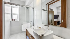 Asciugacapelli, asciugamani, sapone, shampoo