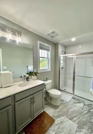 Shower, hair dryer, towels, soap - Potomac Paradise - Water views within short walk to Colonial Beach, VA (Colonial Beach)