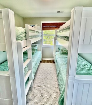 4 bedrooms, iron/ironing board, WiFi, bed sheets