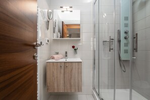 Séchoir à cheveux, serviettes fournies, papier de toilette
