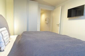 2 bedrooms, travel cot, free WiFi, wheelchair access