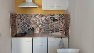 Réfrigérateur, micro-ondes, plaque de cuisson, cafetiÚre/bouilloire