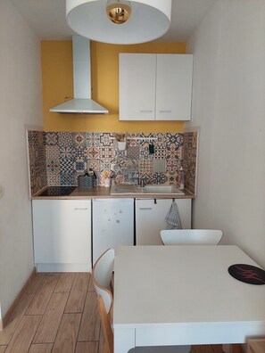 Een koelkast, een microgolfoven, een kookplaat