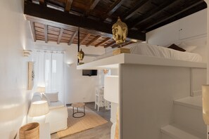 Luxury Apartment | Living area | 50-inch flat-screen TV with cable channels - Piazza Navona 5 people - Savelli (Rome)