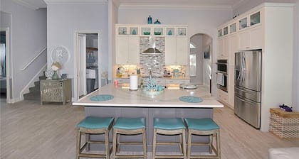 NEW!!☀️Vero Islander is minutes to 🏖️beach. Private pool in a gated community🌴