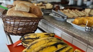 A buffet with various food items including bananas, bread, and pastries. - Hotel Mangabeiras Express (Maceió)