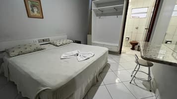 Espaço de trabalho para notebook, Wi-Fi de cortesia, roupa de cama