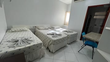 Quarto triplo standard | Espaço de trabalho para notebook, Wi-Fi de cortesia, roupa de cama