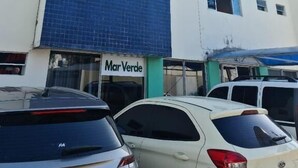 A multi-story building with a blue and white facade, several windows, and a sign for 'Mar Verde'. - Hotel Mangabeiras Express (Maceió)
