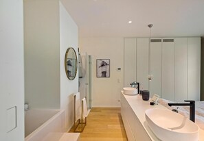 Douche, articles de toilette gratuits, sèche-cheveux