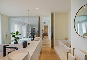 Dusj, hårføner, håndklær og såpe