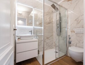 Shower, hair dryer, towels, soap - Refined & Spacious Apartment Santa Croce (Firenze)