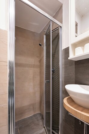 Shower, hair dryer, towels, soap - Refined & Spacious Apartment Santa Croce (Firenze)