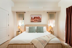 3 habitaciones, escritorio y tabla de planchar con plancha