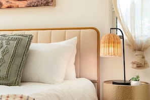 3 habitaciones, escritorio y tabla de planchar con plancha 