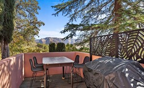 Outdoor dining - This house is a 3 bedroom(s), 3.5 bathrooms, located in Sedona, AZ. (Sedona)