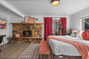 3 habitaciones, escritorio y tabla de planchar con plancha