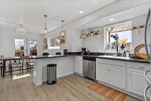 Fridge, microwave, oven, stovetop - This house is a 3 bedroom(s), 3.5 bathrooms, located in Sedona, AZ. (Sedona)