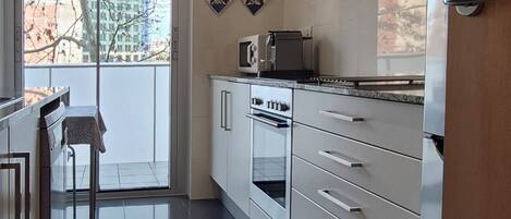 Frigorifero, microonde, forno, piano cottura