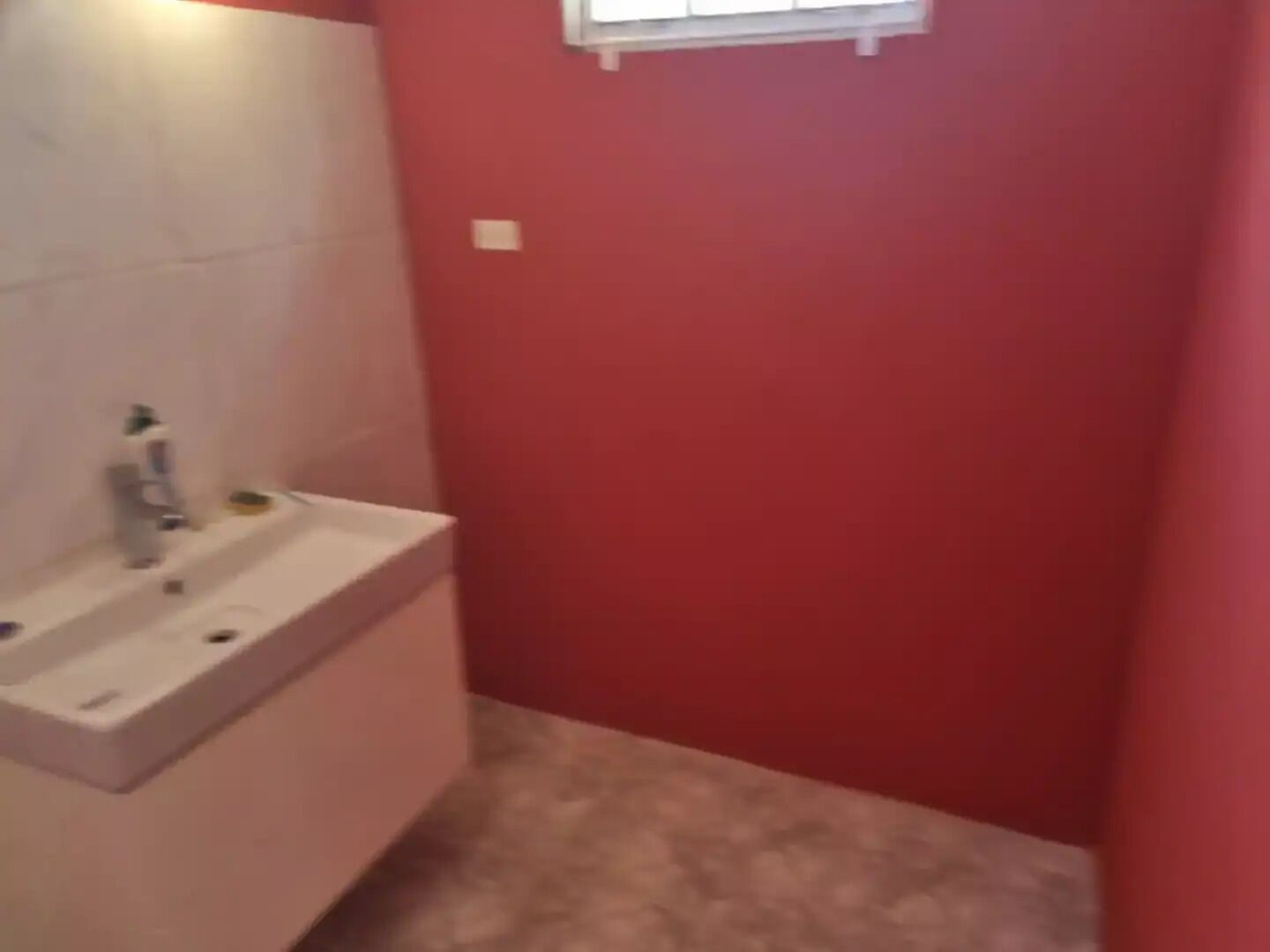 Douche, serviettes fournies, savon, papier toilette