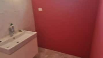 Douche, serviettes fournies, savon, papier toilette