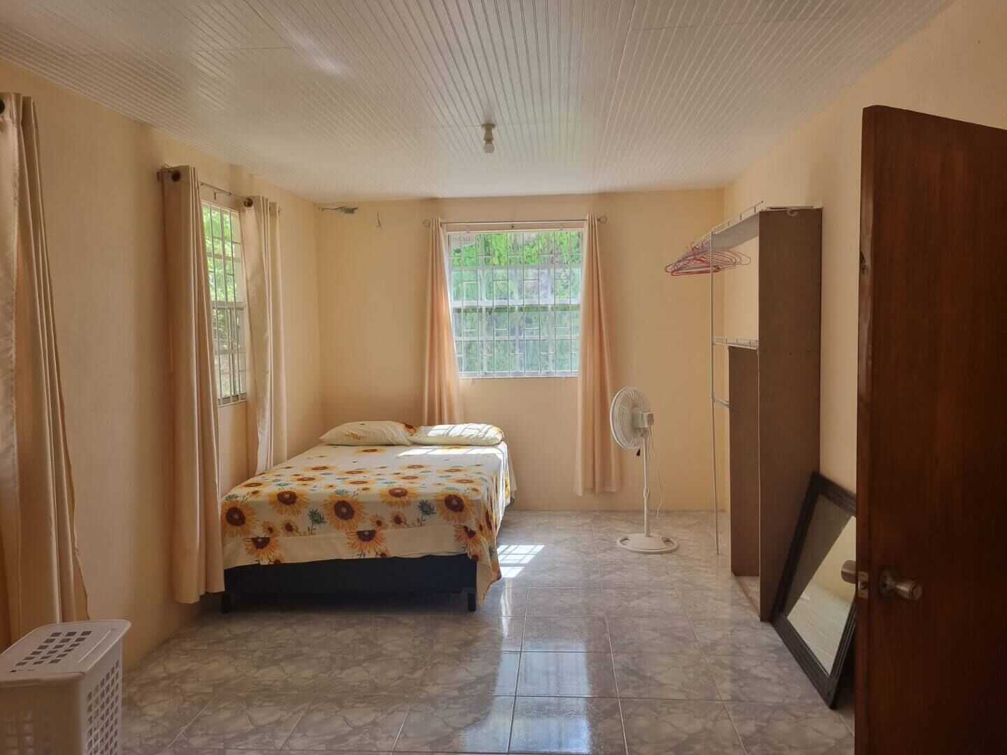 1 chambre, fer et planche à repasser, Wi-Fi, draps fournis