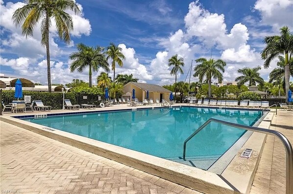 Una piscina al aire libre, una piscina climatizada