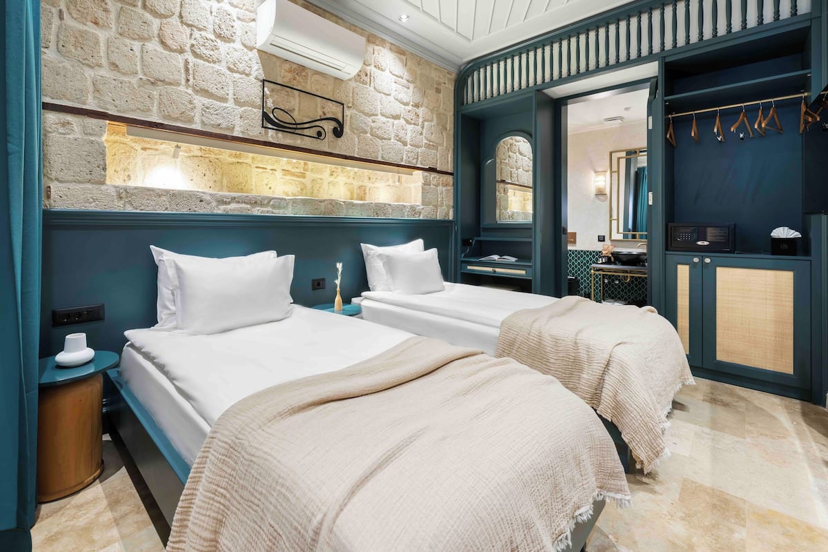 Klassieke Twin kamer, 1 slaapkamer | 1 slaapkamer, luxe beddengoed, een minibar, een kluis op de kamer